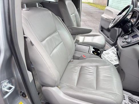 Used 2017 Toyota Sienna XLE image 18