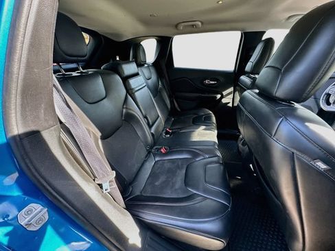 Used 2019 Jeep Cherokee Trailhawk AWD/4WD image 27