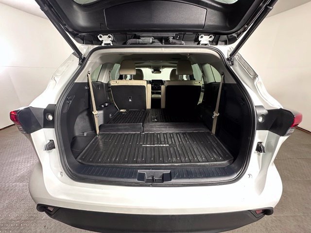 Used 2022 Toyota Highlander XLE AWD/4WD image 26