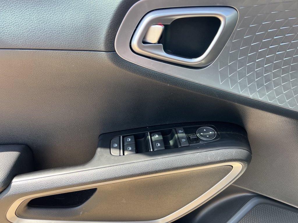 Used 2025 Kia Soul S FWD image 12