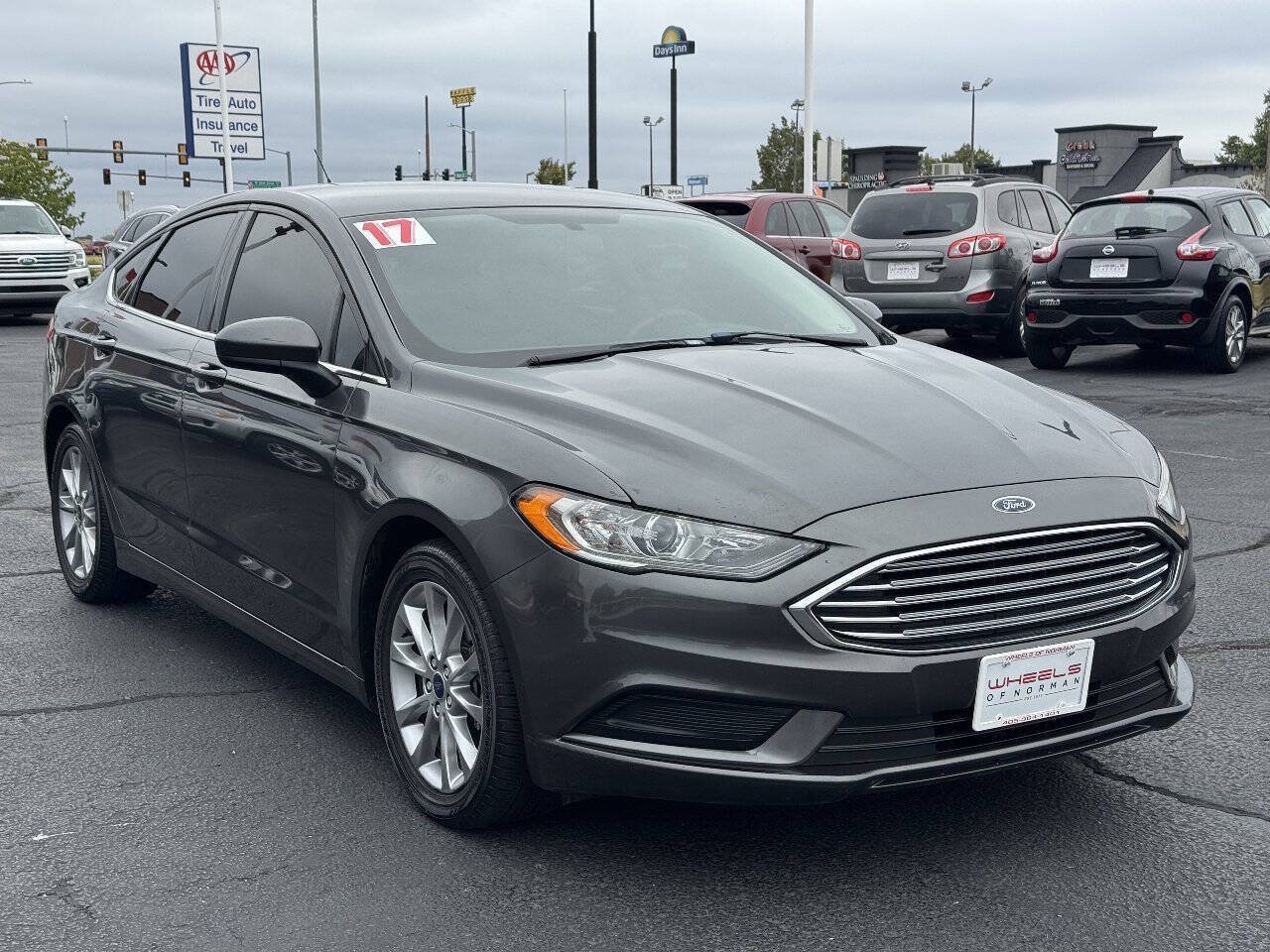 Used 2017 Ford Fusion SE w/ Fusion SE Technology Package FWD image 3