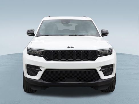 Used 2022 Jeep Grand Cherokee Altitude AWD/4WD image 2