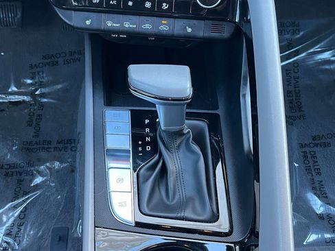 Used 2025 Hyundai Elantra SEL image 38