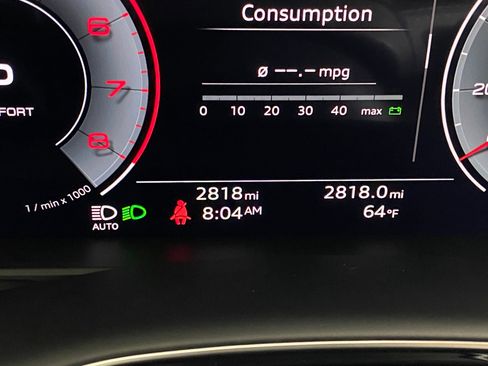 Used 2025 Audi Q8 Premium image 19