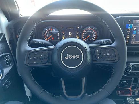 Used 2025 Jeep Gladiator Mojave w/ Convenience Group AWD/4WD image 23