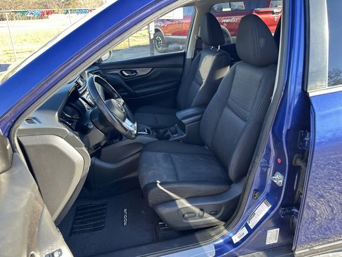 Used 2019 Nissan Rogue SV w/ Premium Package image 16