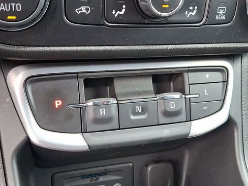 Used 2024 GMC Terrain SLT image 15