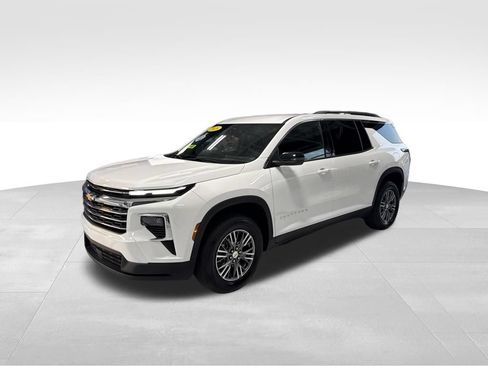 Used 2026 Chevrolet Traverse LT FWD image 2