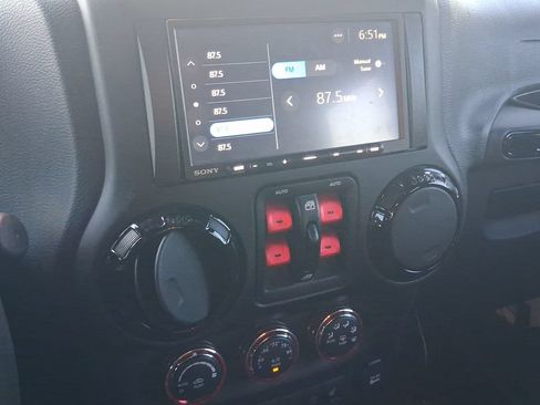 Used 2017 Jeep Wrangler Unlimited Sahara AWD/4WD image 21