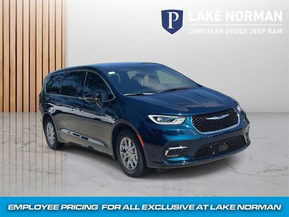 New 2025 Chrysler Pacifica Select