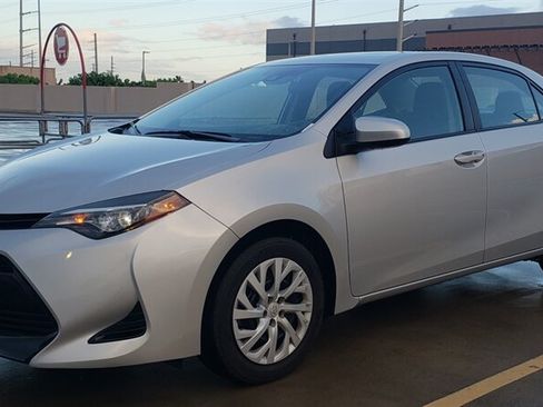 Used 2018 Toyota Corolla LE FWD image 1