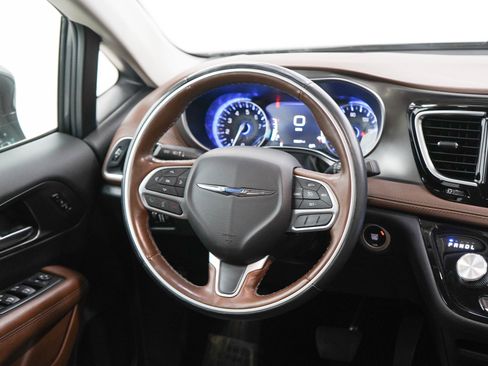 Used 2017 Chrysler Pacifica Limited w/ UConnect Theater Package FWD image 16