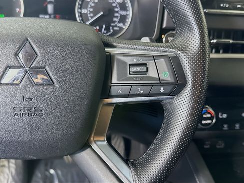 Used 2024 Mitsubishi Outlander SE image 15