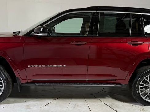 Certified 2025 Jeep Grand Cherokee Summit w/ Luxury Tech Group V image 4