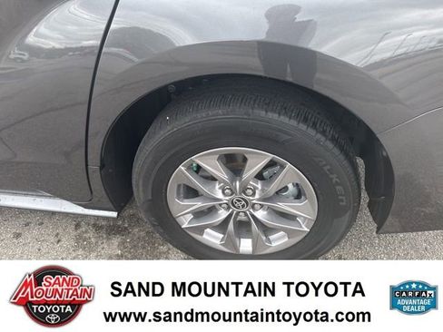 Used 2025 Toyota Sienna XLE image 12