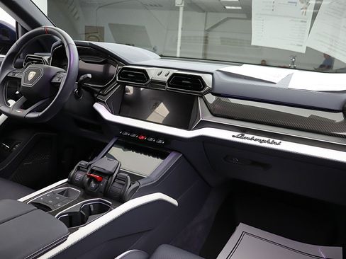 Used 2025 Lamborghini Urus SE AWD/4WD image 44