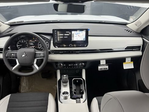 New 2025 Mitsubishi Outlander SE image 32