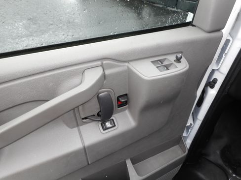 Used 2016 Chevrolet Express 2500 RWD image 15