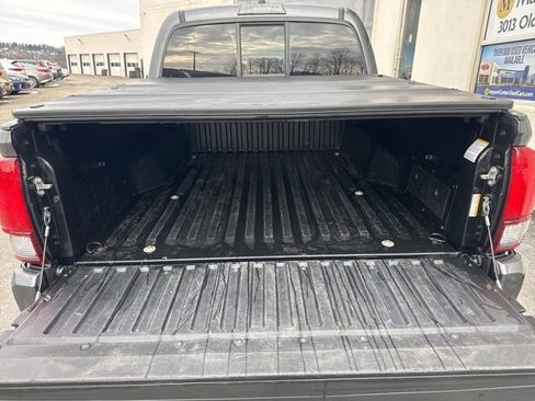 Used 2022 Toyota Tacoma TRD Off-Road image 25