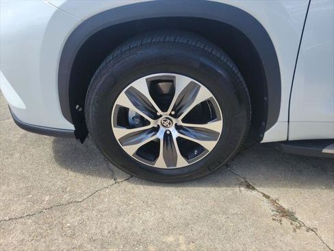 Certified 2024 Toyota Highlander XLE FWD image 35