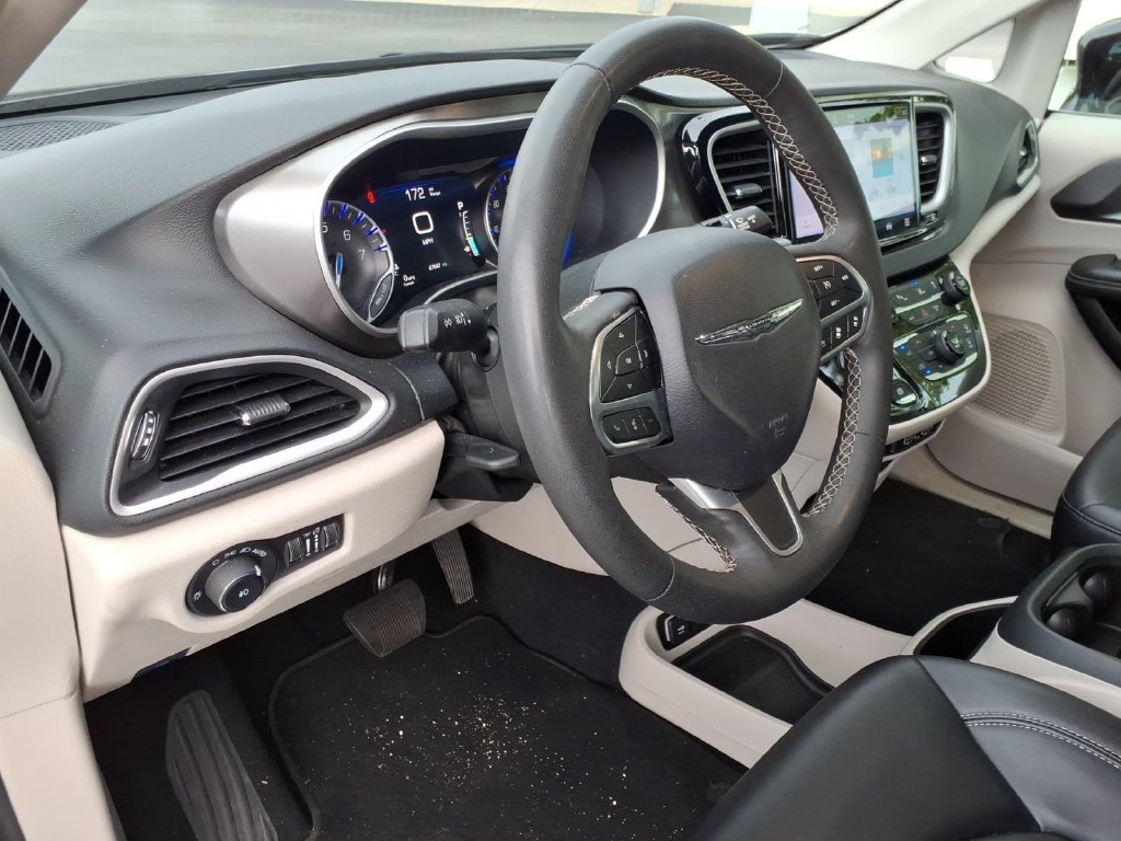 Used 2024 Chrysler Pacifica Touring-L FWD image 19