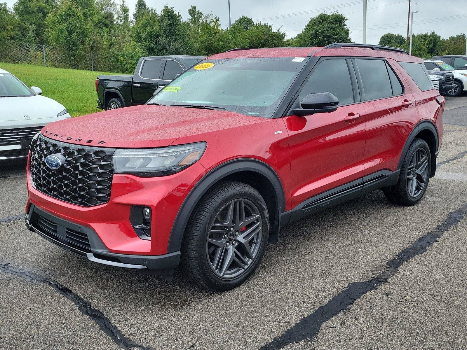 Used 2025 Ford Explorer ST-Line w/ Premium Package AWD/4WD image 2