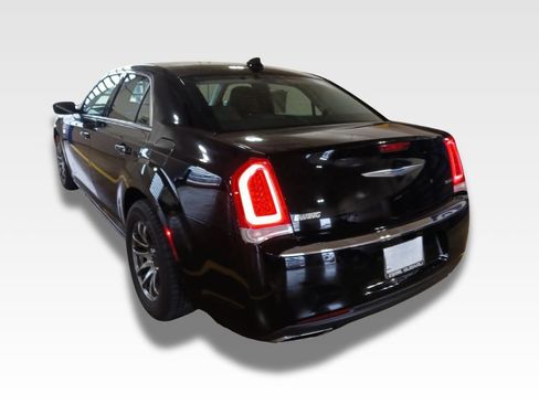 Used 2018 Chrysler 300 Touring RWD image 3