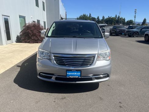 Used 2015 Chrysler Town & Country Touring FWD image 8