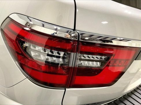 Used 2024 Nissan Armada SL image 30