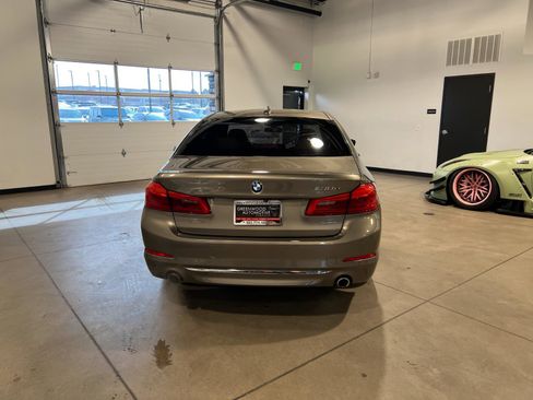 Used 2019 BMW 530e xDrive w/ Premium Package image 4