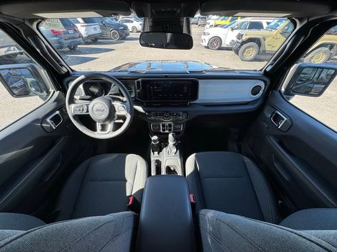 Used 2025 Jeep Wrangler Unlimited Sahara image 23