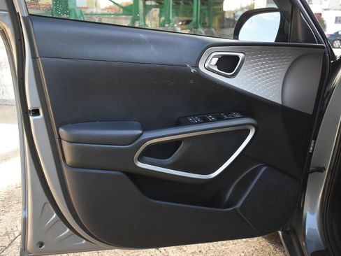 Used 2023 Kia Soul LX w/ LX Technology Package image 11