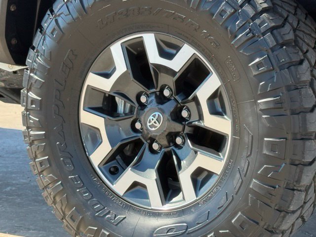 Used 2022 Toyota Tacoma TRD Off-Road AWD/4WD image 15