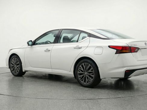 Used 2025 Nissan Altima 2.5 SV image 6