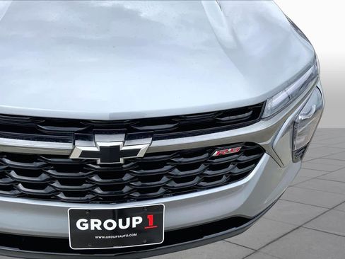 Used 2025 Chevrolet Trax RS w/ Sunroof Package FWD image 30