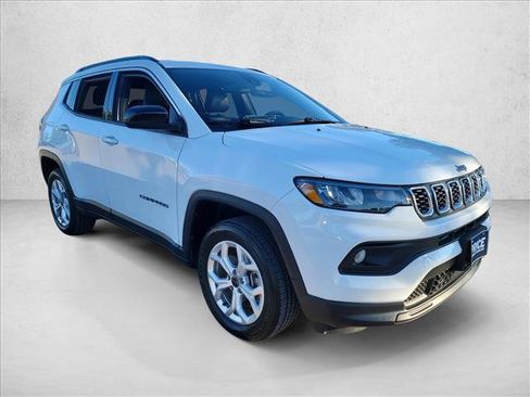 Used 2025 Jeep Compass Latitude image 3