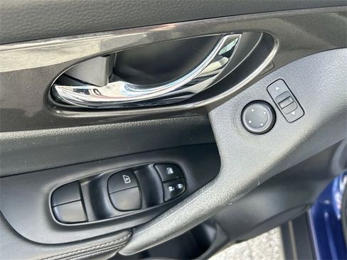 Used 2020 Nissan Rogue SV image 16