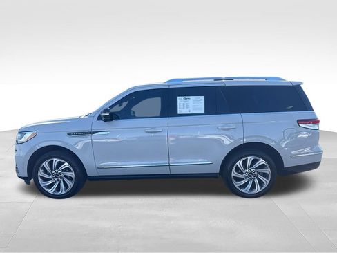 Used 2024 Lincoln Navigator Reserve AWD/4WD image 4