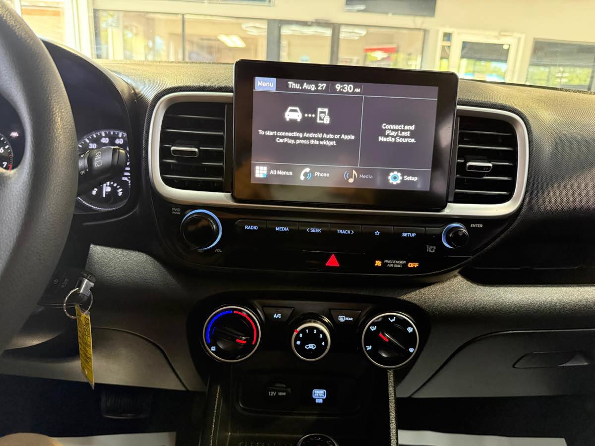 Used 2021 Hyundai Venue SE FWD image 14
