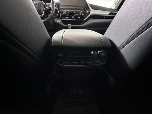 Used 2023 Toyota Highlander Platinum image 19