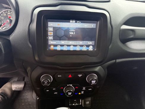 Used 2018 Jeep Renegade Latitude image 17