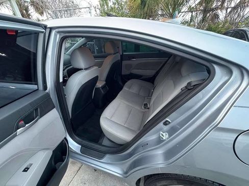 Used 2017 Hyundai Elantra SE image 12