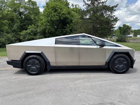 Used 2024 Tesla Cybertruck AWD Crew Cab image 7
