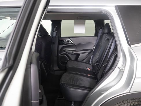 Used 2024 Mitsubishi Outlander SE Black Edition image 33