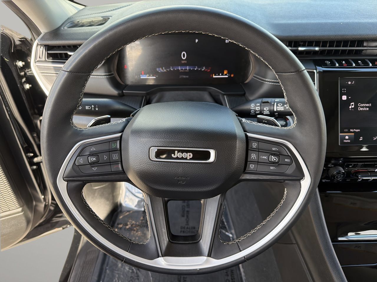 Used 2023 Jeep Grand Cherokee Laredo w/ Luxury Tech Group I RWD image 29