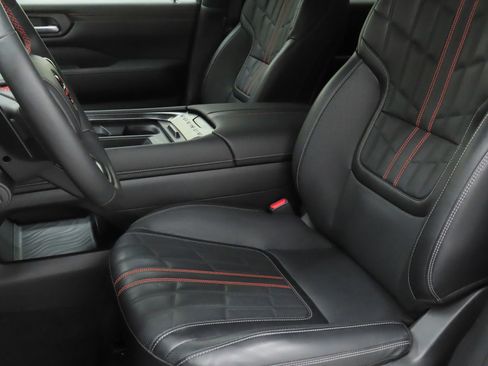 Used 2025 Nissan Armada PRO-4X image 10