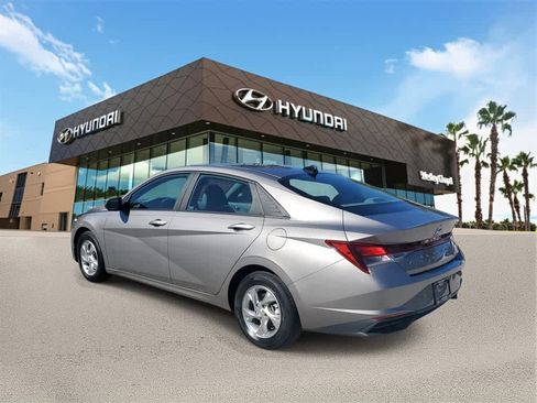 Used 2023 Hyundai Elantra SE image 2