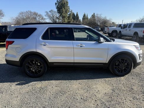 Used 2017 Ford Explorer XLT w/ Equipment Group 202A image 6