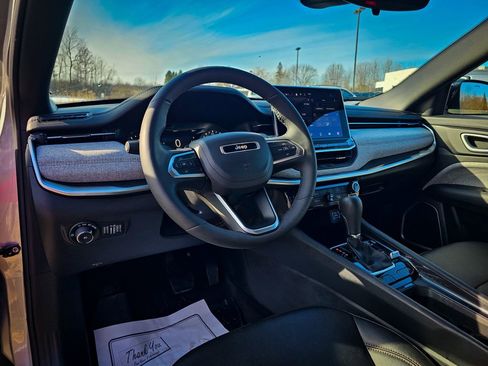 Certified 2024 Jeep Compass Latitude image 12