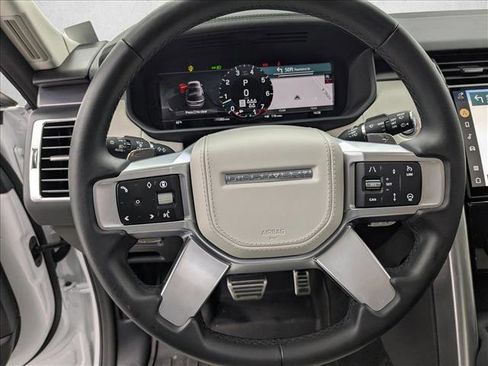 Used 2025 Land Rover Discovery Metropolitan Edition image 13